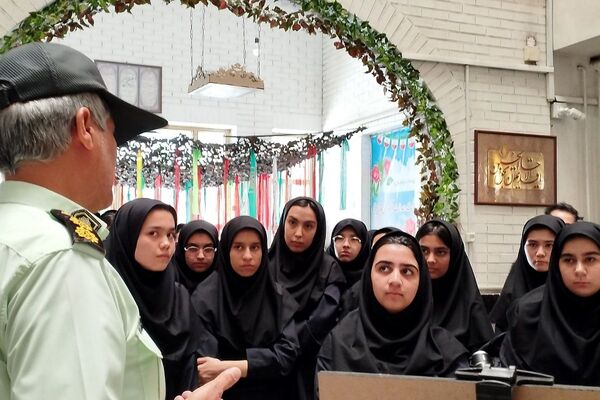 برگزاری نمایشگاه شناخت خطرات و آسیب های جامعه به مناسبت هفته نیروی انتظامی در دبیرستان صدیقه طاهره ناحیه یک شهرری