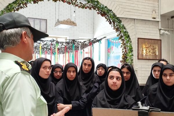 برگزاری نمایشگاه شناخت خطرات و آسیب های جامعه به مناسبت هفته نیروی انتظامی در دبیرستان صدیقه طاهره ناحیه یک شهرری