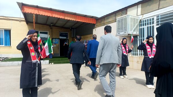 طنین انداز شدن زنگ نماز در دبستان لطیفه 