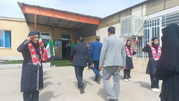 طنین انداز شدن زنگ نماز در دبستان لطیفه 