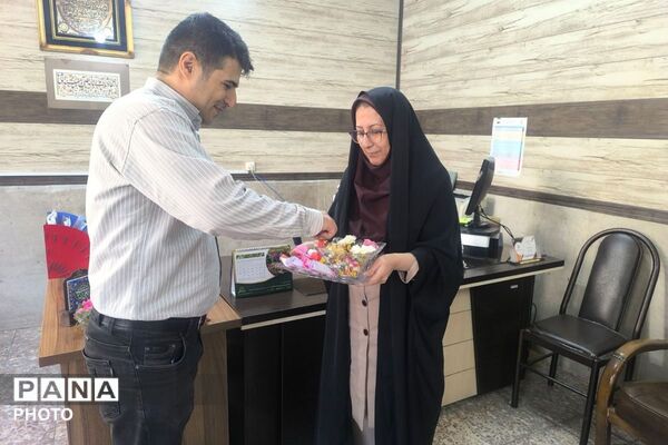 تجلیل روز مشاور و میلاد امام رضا(ع) با تقدیر از همکاران اداره آموزش و پرورش ناحیه یک شهرری