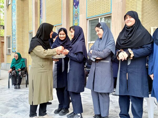 تجلیل از معلم و دختر ایرانی در بهار کرامت 