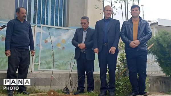  کاشت نهال ‌به یاد رهبر شهید و دانش آموزان میناب