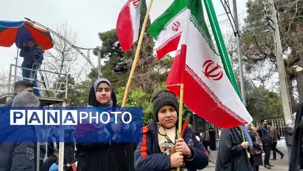 ۲۲ بهمن  صحنه حضور مردم؛ از کودکان پرشمار تا روایت‌های میانسالان