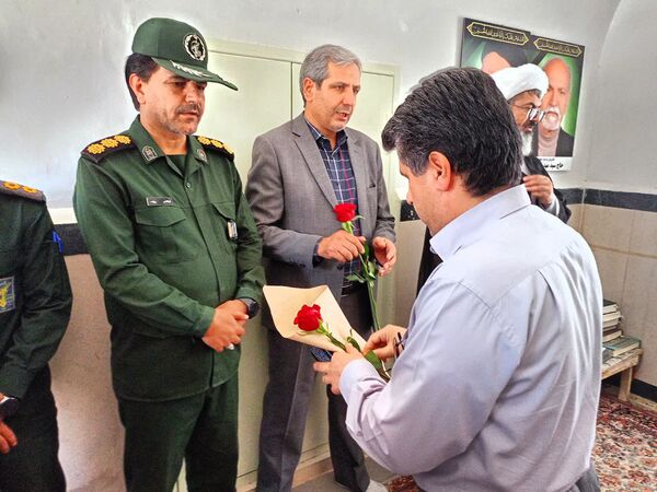 مسئولین کاشمر، غبار از مزار شهید خبرنگار برداشتند