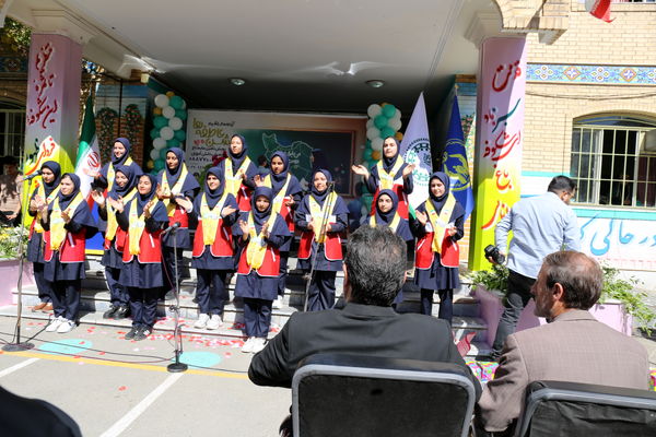 جشن عاطفه‌ها در دبیرستان ۱۳ آبان تبریز
