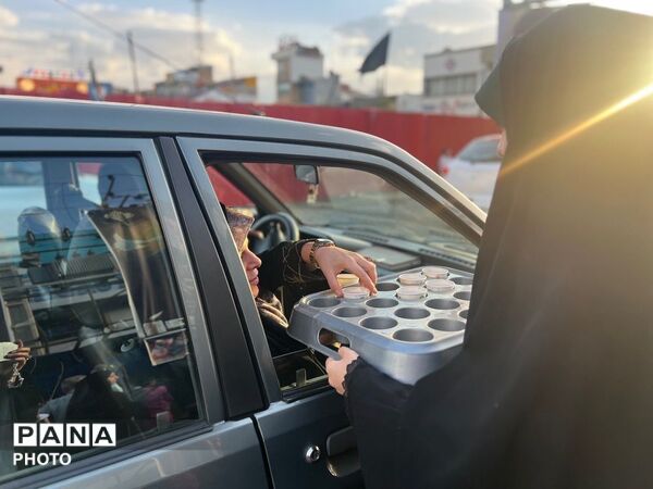 دخترانِ انقلابی پای پرچم ایستاده‌اند