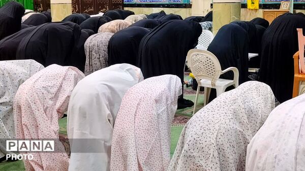 تجدید عهد دختران با رهبر شهید در نجف آباد