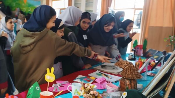 جشنواره فرهنگی هنری ماها در دبستان پنجم مهر