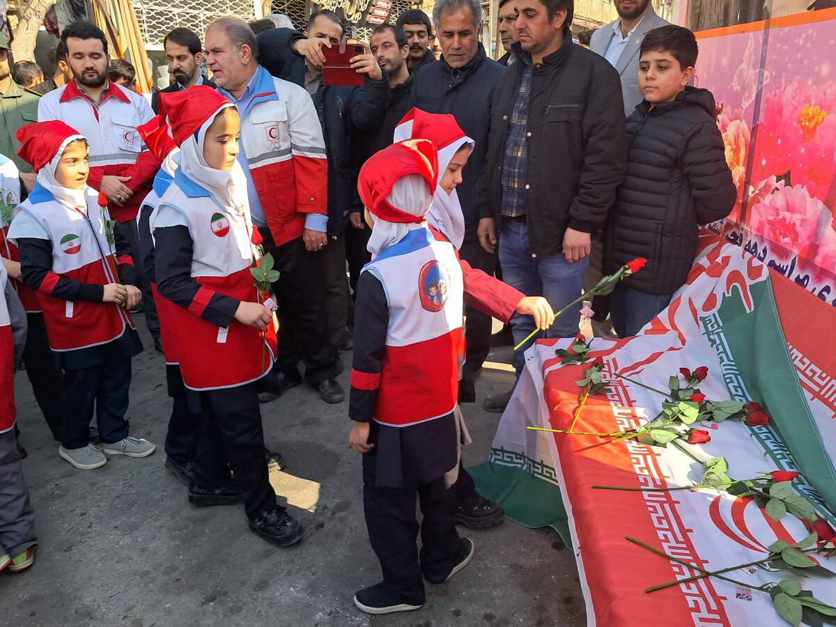 گلباران تمثال امام خمینی (ره) توسط دانش‌آموزان عجب‌شیر 