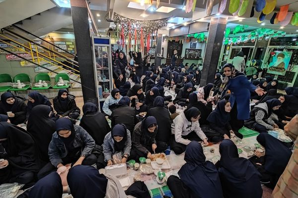 برگزاری سفره افطاری به مناسبت ماه مبارک رمضان در مدارس ناحیه دو شهرری 