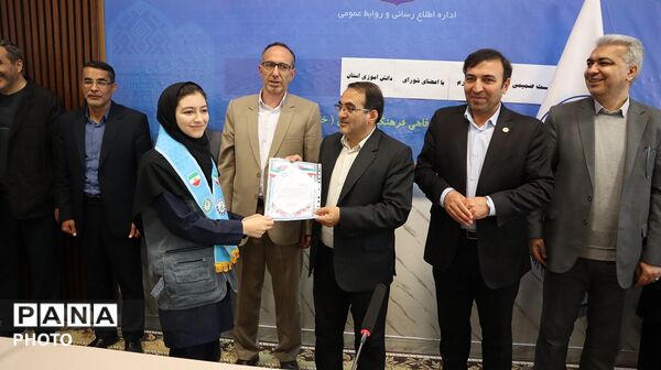 نشست صمیمی اعضای تشکل های دانش آموزی با مدیرکل آموزش وپرورش استان اردبیل