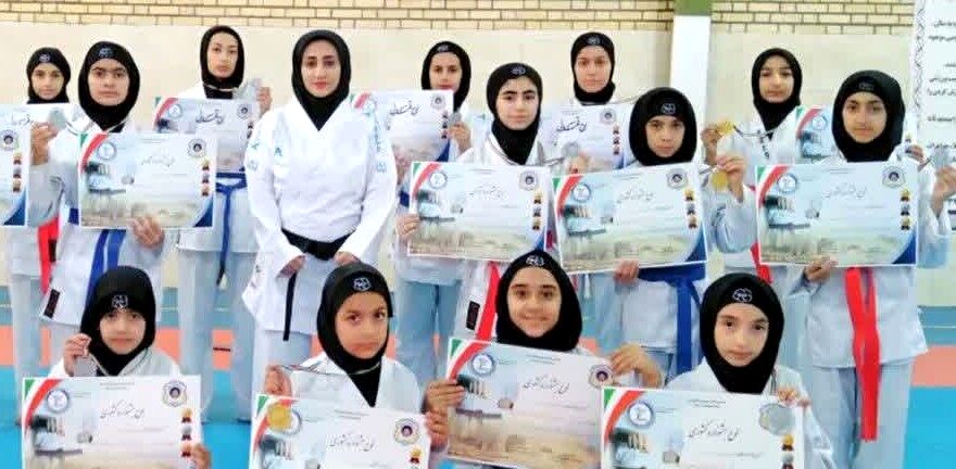 مدال طلای مسابقات کشوری کاراته در دستان خبرنگاران و مجری‌خبرگزاری پانا نایین
