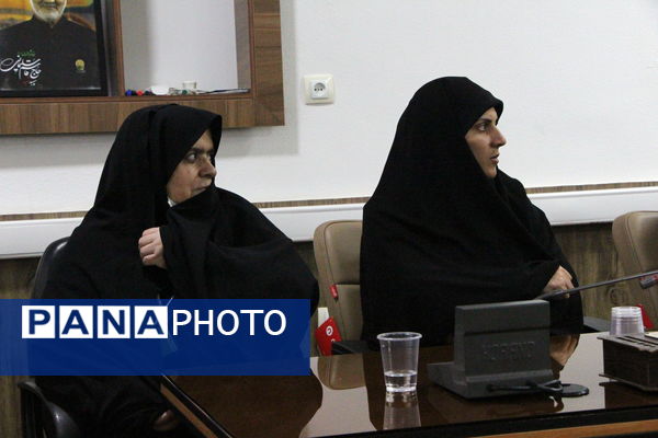 نشست ریاست سازمان دانش‌آموزی با مدیر آموزش و پرورش ناحیه یک یزد