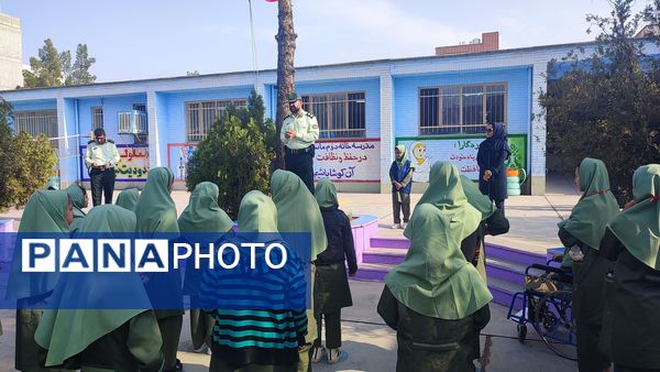 حضور سرهنگ اسماعیل اکبری رئیس کلانتری ۱۳ نیشابور در جمع دانش‌آموزان دبستان میلاد نیشابور 