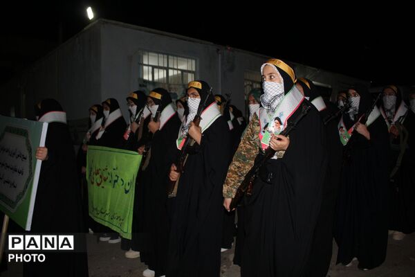 حضور پرشور دختران جان‌فدا در اجتماع شبانه با لباس بسیجی
