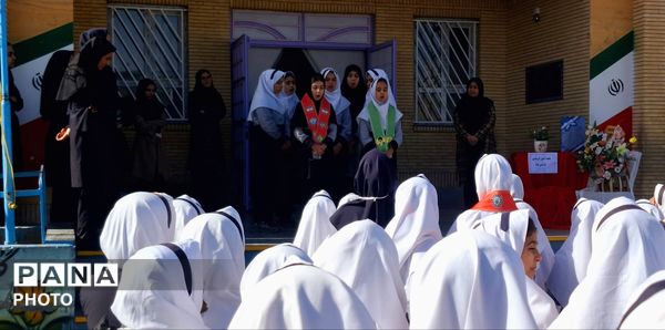 تقدیراز مربی پرورشی مدرسه فاطمه الزهرا(س) در هفته امور تربیتی