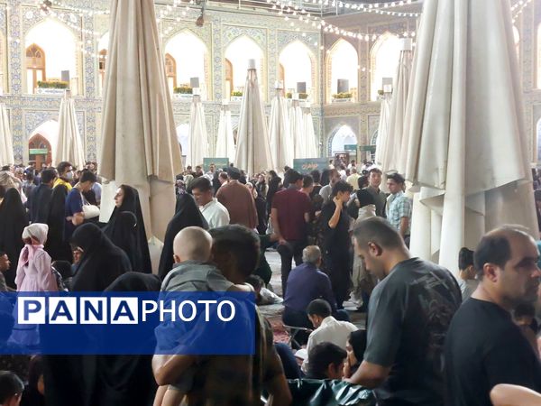 شکوه و سرور در بارگاه منور رضوی در شب ولادت پیامبر اعظم(ص)