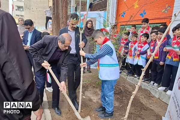 طنینِ «نهالِ امید» در دبستان ملاصدرا؛ تجدید میثاق با رهبر شهید و شهدای دانش‌آموز