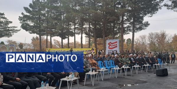  غبارروبی مزار شهدا در نیشابور 