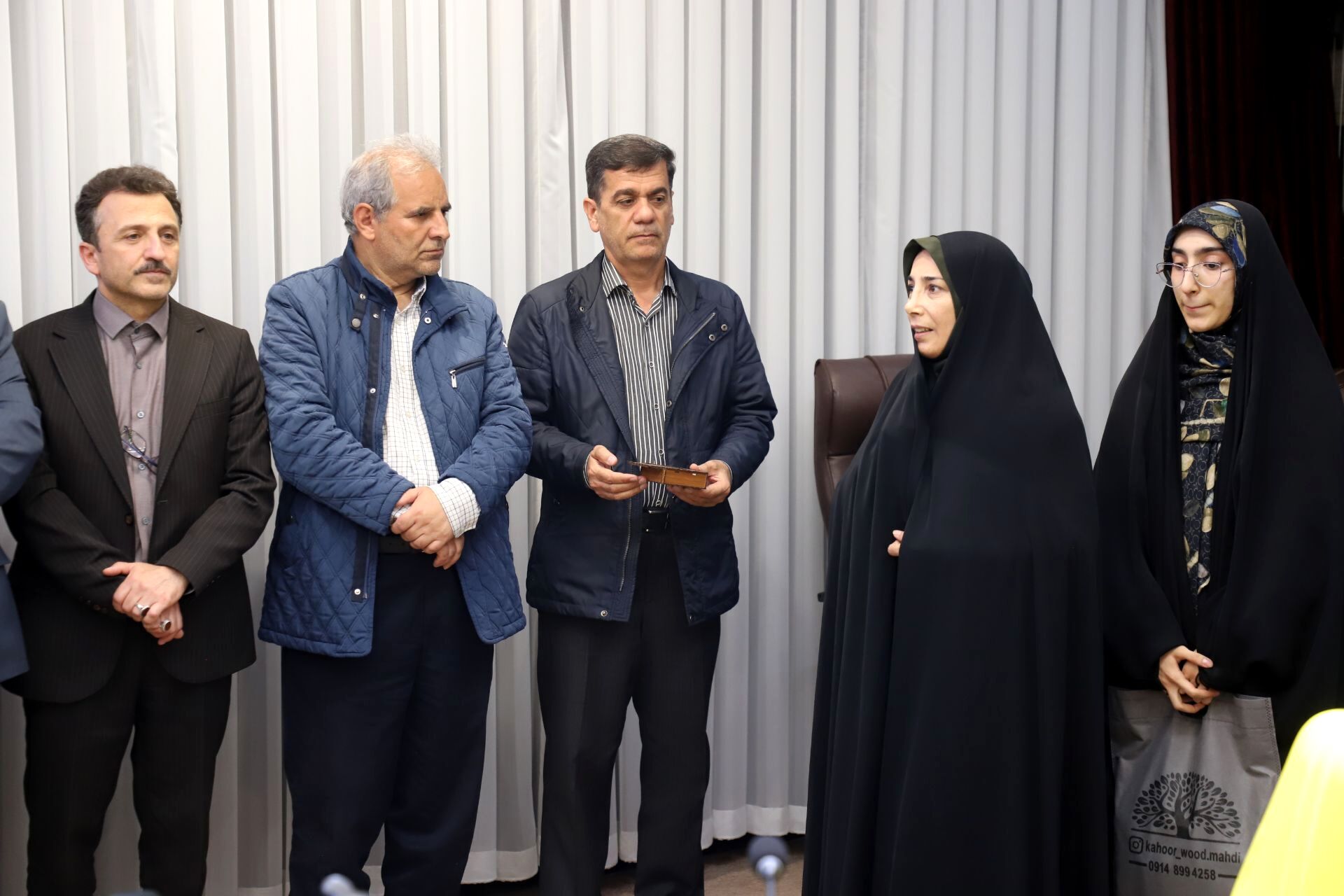 تقدیم هدیه معلم و شاگردی به جبهه پشتیبانی از رزمندگان اسلام