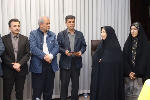 تقدیم هدیه معلم و شاگردی به جبهه پشتیبانی از رزمندگان اسلام