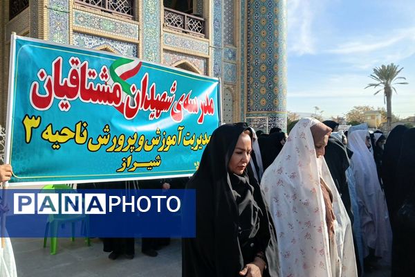 تشییع پیکر مادر شهیدان مشتاقیان در شیراز