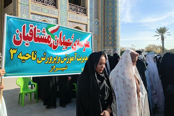 تشییع پیکر مادر شهیدان مشتاقیان در شیراز