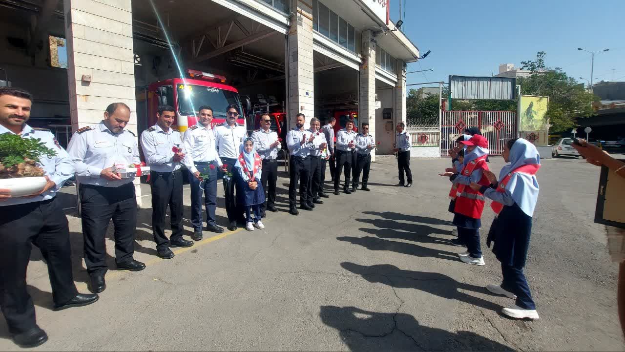 تجلیل از آتش نشانان قهرمانان حماسه آفرین در محل ایستگاه ۵ آتش نشانی مشهد