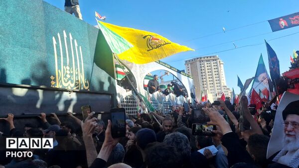مشهد، در آغوشِ حرم، با رهبر شهید وداع کرد