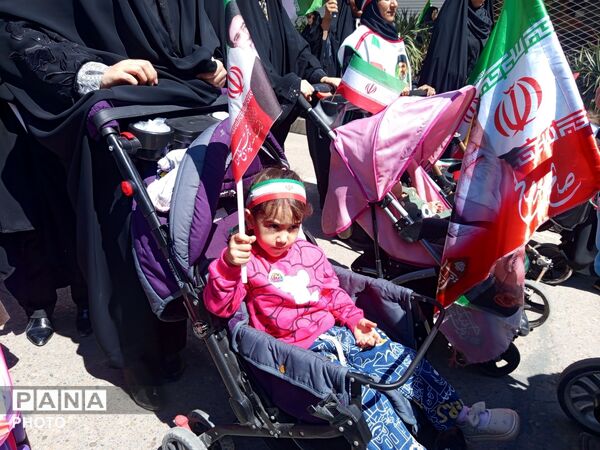 رژه‌ی کالسکه سواران در مسیر اربعین از فلکه ایران تا مسجد جامع