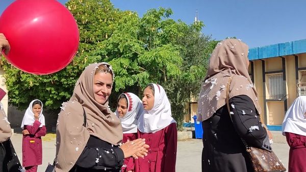 ویژه برنامه هفته معلم در دبستان استقلال حاجی آباد