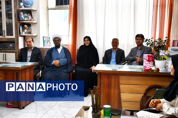 حضور امام جمعه، فرماندار و مدیر آموزش پرورش مه ولات در مدارس شهرستان