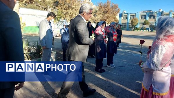 آیین نواختن زنگ استکبار ستیزی در دبستان صدف ناحیه ۶