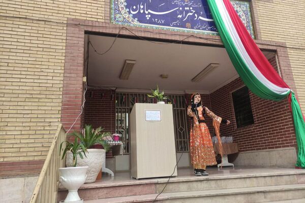 تقدیر از رتبه‌های برتر درسی در دبیرستان سپاهان بهارستان‌دو