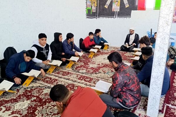 محفل جزء‌خوانی قرآن کریم در دبیرستان پسرانه صدرا ابرکوه