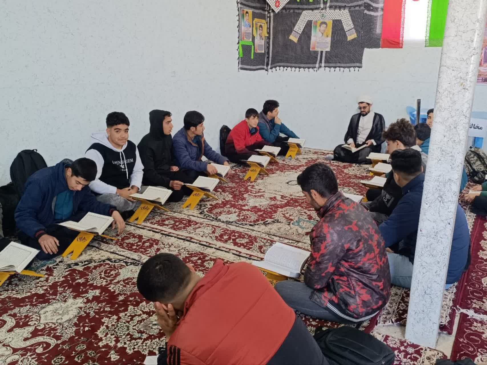 محفل جزء‌خوانی قرآن کریم در دبیرستان پسرانه صدرا ابرکوه