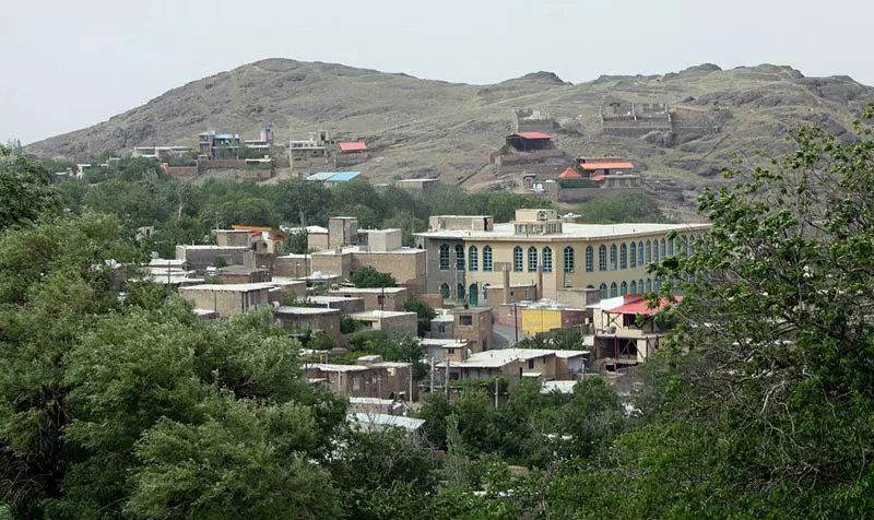 روستای فردو، منطقه ای سرسبز در دامنه ارتفاعات «برف انبار»