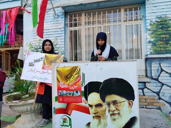 دانش آموزان شاهد تکتم ناحیه۳ ،پرچمداران راهپیمایی ۱۳ آبان