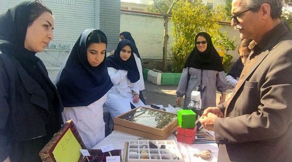 گرامیداشت روز آزمایشگاه با حضور دانش‌آموزان مقام آور دبیرستان فرزانگان ۴(قدسیه علوی)