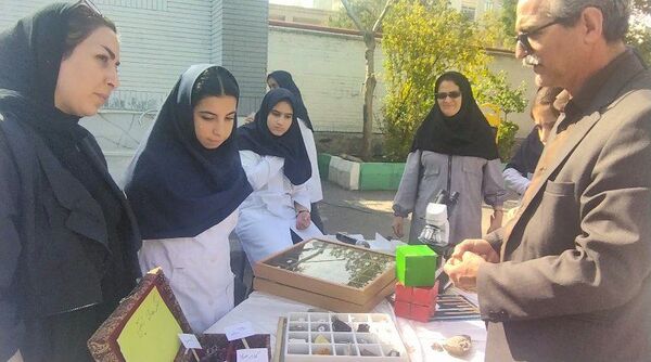 گرامیداشت روز آزمایشگاه با حضور دانش‌آموزان مقام آور دبیرستان فرزانگان ۴(قدسیه علوی)