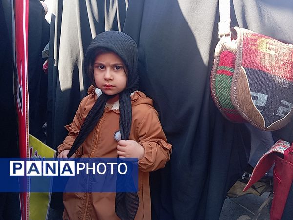 حضور پرشور کودکان در راهپیمایی میثاق با ولایت و محکوم نمودن اغتشاشات گروه های تروریستی در کاشمر