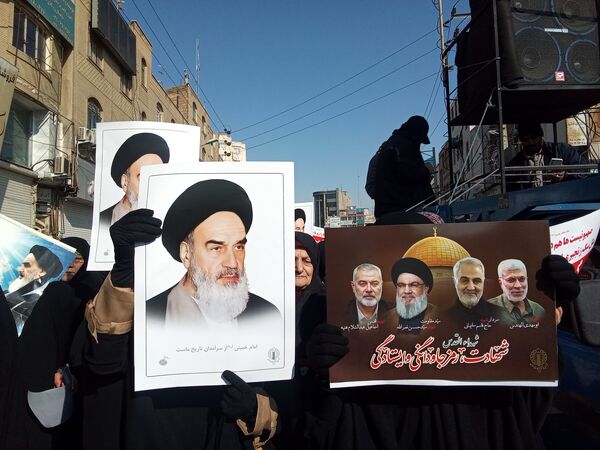 مردم غیور ملارد با حضور پرشور خود در راهپیمایی ۲۲ بهمن، ثابت کردند که همچنان پای انقلاب اسلامی ایستاده‌اند.
