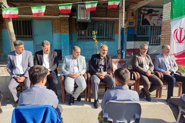 آیین نواختن زنگ پدافند غیرعامل در دبیرستان تهرانی باقرشهر 