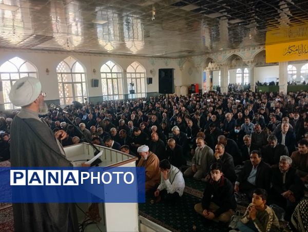 نماز جمعه این هفته شهرستان کاشمر همزمان با روز قدس برگزار شد 