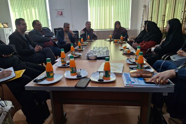 جلسه انجمن اولیا و مربیان و هیات امنا برای فردای دانش‌آموزان دبیرستان پویش شیراز 