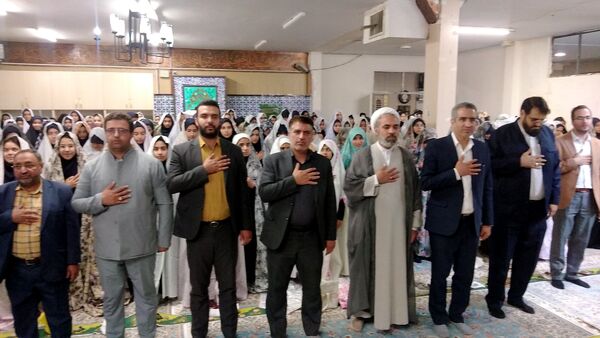 آیین نواخته شدن زنگ نماز در دبیرستان نجمه