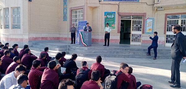 رئیس پلیس فتا کاشمر در مراسم صبحگاه دبیرستان آیت‌الله خامنه‌ای بر هوشیاری در فضای مجازی تأکید کرد