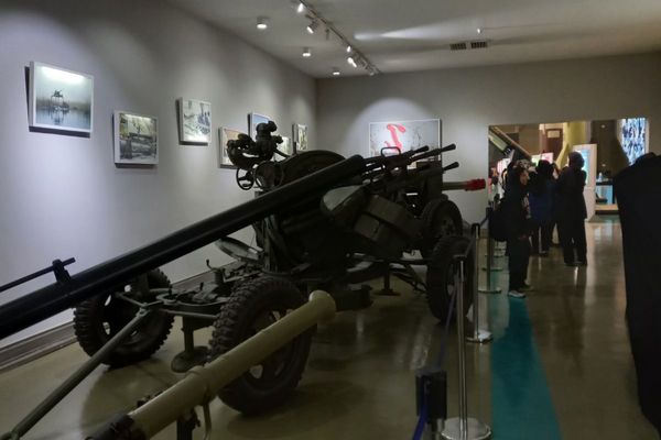 بازدید دانش‌آموزان دبیرستان شهدای اقتدار از نمایشگاه هوا فضا