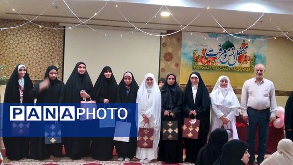 اهدای چادر از سوی مقام معظم رهبری به دانش‌آموزان دختر عمره‌گزار در سرزمین وحی